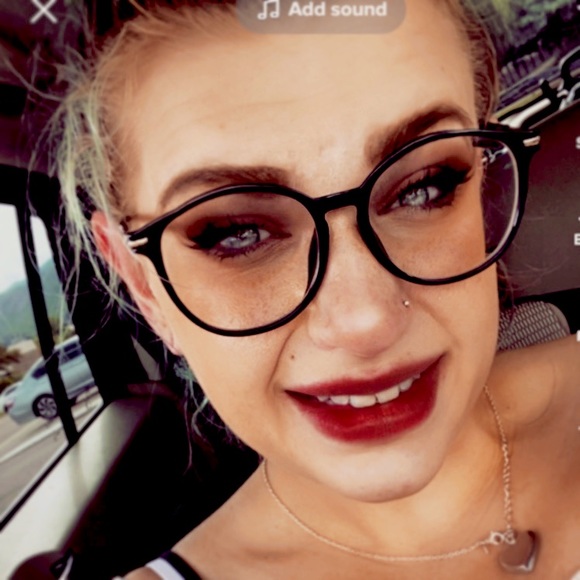 Meet your Posher, Mindy - Picture 3 of 6